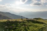 Längste Zirbenbank der Welt mit Blick in zwei Täler in den Tiroler Alpen
